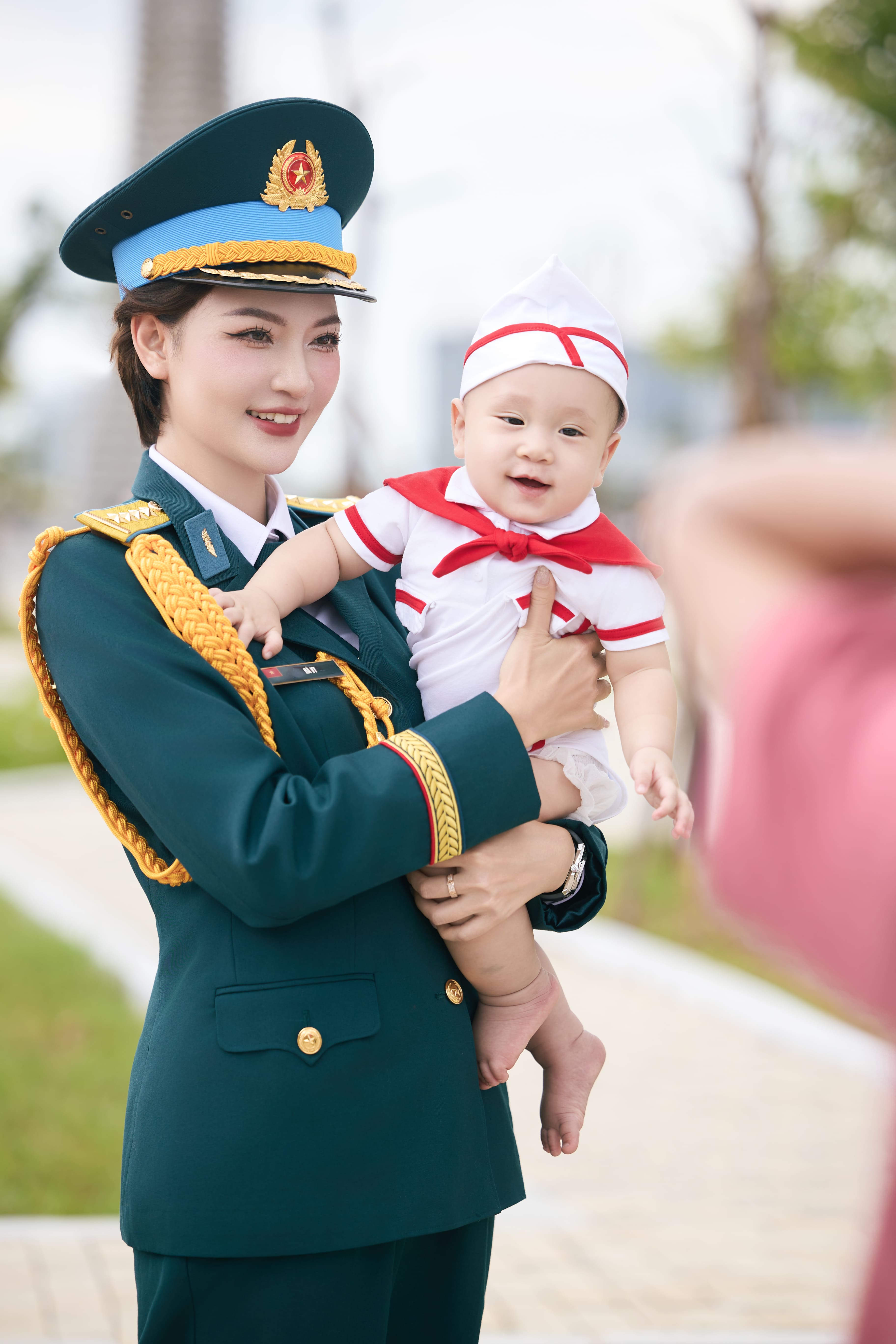 frontend/img/gallery/anh-tet-yem-ao-dai/tracy-sudio-chup-quan-phuc (3).jpg